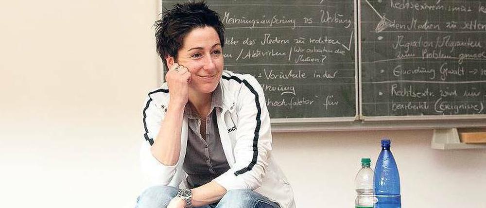 Wo habe ich Vorurteile im Kopf? Diese Frage versucht ZDF-Moderatorin Dunja Hayali mit verschiedenen Schulklassen zu klären.