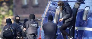 Lina E., begleitet von Polizisten.