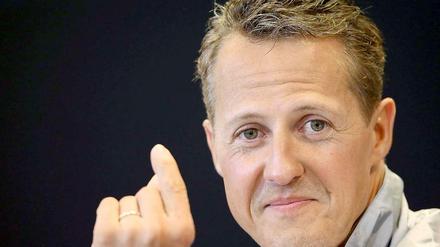 Ex-Formel-1-Weltmeister Michael Schumacher verlässt die Klink.
