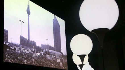 Prototypen der Ballons, die zum 25. Jahrestag des Mauerfalls in Berlin entlang der ehemaligenGrenze aufgestellt werden.