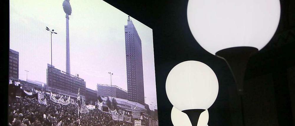 Prototypen der Ballons, die zum 25. Jahrestag des Mauerfalls in Berlin entlang der ehemaligenGrenze aufgestellt werden.