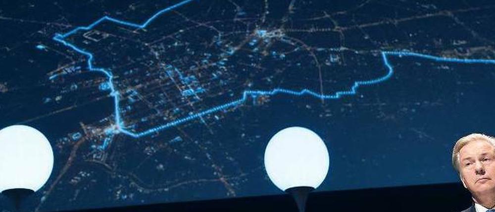 Zum Glück nur noch ein Leuchten. Wo einst die Mauer verlief, werden leuchtende Heliumballons zeigen. Klaus Wowereit stellte dieses Projekt für den 9. November vor.