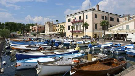 Der Hafen von Bardolino, rechts die Gelateria "Cristaollo". Ein schöner Ausflugsort beim Urlaub am Gardasee.