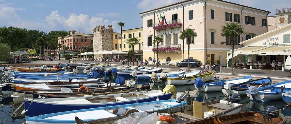 Der Hafen von Bardolino, rechts die Gelateria "Cristaollo". Ein schöner Ausflugsort beim Urlaub am Gardasee.