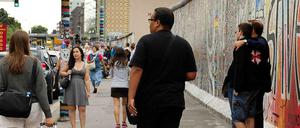 Touristen unterwegs. Die East Side Gallery zählt zu den beliebtesten Sehenswürdigkeiten der Stadt.