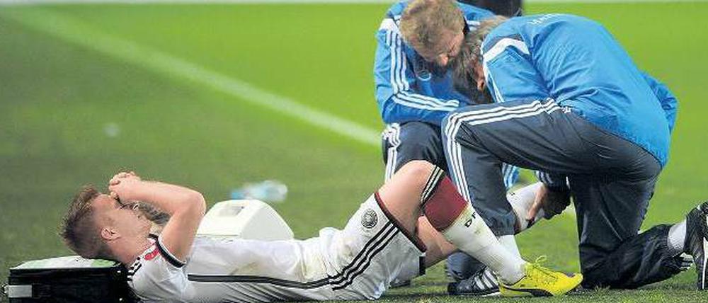 Jetzt kommt’s knöcheldick. Marco Reus muss wegen einer Verletzung vier Wochen Pause einlegen – sein Einsatz in den nächsten EM-Qualifikationsspielen ist bedroht.