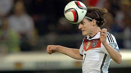 Augen zu und durch: "Es ist auf jeden Fall was ganz anderes als im zentralen Mittelfeld. Meiner Meinung nach ist es schwerer", sagte Sebastian Rudy zu der ungewohnten Aufgabe als Außenverteidiger.