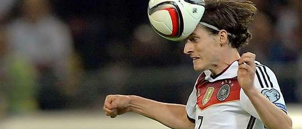 Augen zu und durch: "Es ist auf jeden Fall was ganz anderes als im zentralen Mittelfeld. Meiner Meinung nach ist es schwerer", sagte Sebastian Rudy zu der ungewohnten Aufgabe als Außenverteidiger.