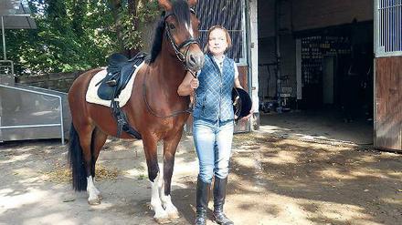 Im Stall den Alltag vergessen, das klappt auch mit Handicap. Silke Rauterberg führt ihr Pony Goya.