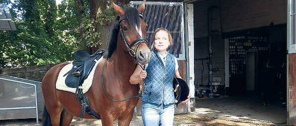 Im Stall den Alltag vergessen, das klappt auch mit Handicap. Silke Rauterberg führt ihr Pony Goya.