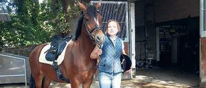 Im Stall den Alltag vergessen, das klappt auch mit Handicap. Silke Rauterberg führt ihr Pony Goya.