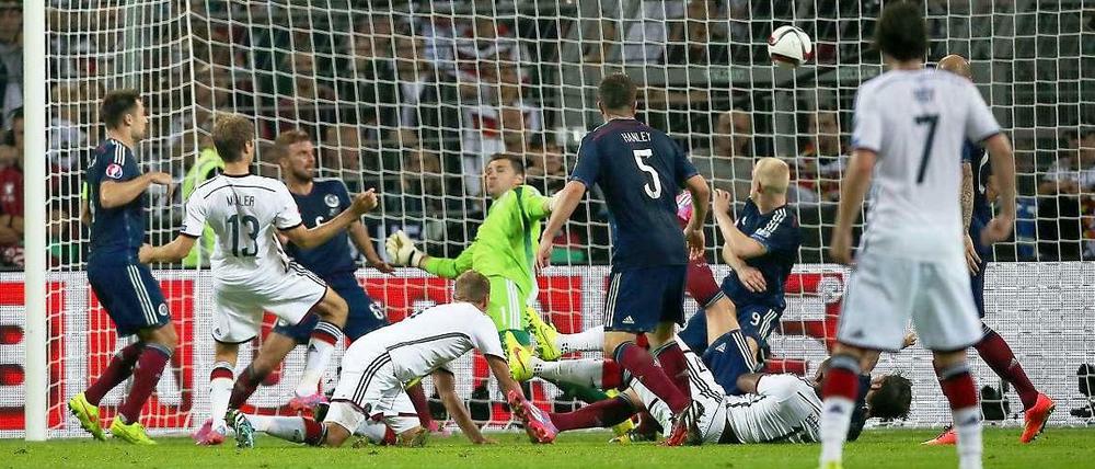 Thomas Müller stochert den Ball zum 2:1 ins Tor und beschert seinem Team damit drei Punkte zum Auftakt der EM-Qualifikation.
