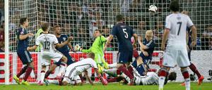 Thomas Müller stochert den Ball zum 2:1 ins Tor und beschert seinem Team damit drei Punkte zum Auftakt der EM-Qualifikation.