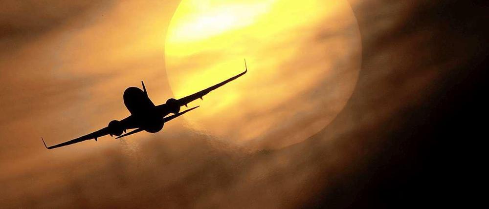 Dreck am Himmel: Die Luftfahrtbranche hat keinen Grund zur Klage, finden die Umweltschützer. Damit springen sie Bundesfinanzminister Wolfgang Schäuble (CDU) zur Seite.