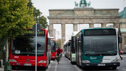 Und immer schön den Radweg freihalten! Busdemo vor dem Brandenburger Tor.