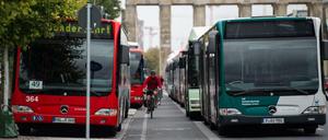 Und immer schön den Radweg freihalten! Busdemo vor dem Brandenburger Tor.