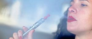 Wer eine E-Zigarette „dampft“, verringert sein Gesundheitsrisiko im Vergleich zum herkömmlichen Rauchen.