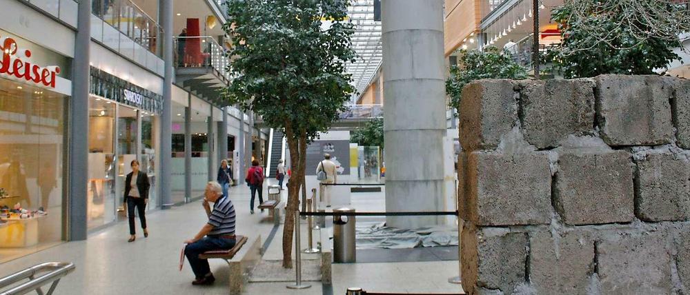 Shoppen, schauen, staunen. Wachturm und Minimauer in den Potsdamer Platz Arkaden. 