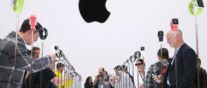Eine Uhr geht um die Welt. Apple präsentiert in Cupertino seine erste Smartwatch.