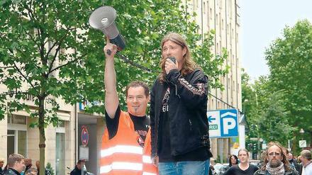 Alle mal herhören. TV-Redakteur und -Produzent Frank Kleemann (l.), 46, und sein Bruder Bernd mobilisieren mit dem Kids-Club Berlin-Brandenburg Motorradfahrer für den „Toy Run“. 