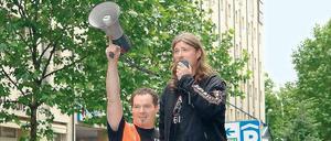 Alle mal herhören. TV-Redakteur und -Produzent Frank Kleemann (l.), 46, und sein Bruder Bernd mobilisieren mit dem Kids-Club Berlin-Brandenburg Motorradfahrer für den „Toy Run“.