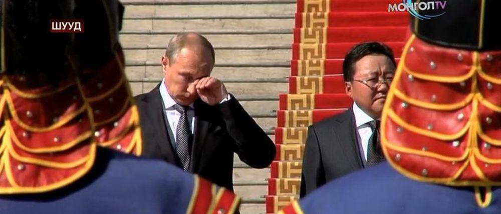 Russlands Präsident Wladimir Putin wischt sich eine Träne weg.