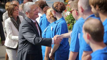 Die Hand drauf. Der Bundespräsident liebt die Begegnung mit dem Volk. Hier trifft er junge Leute in einer Jugendherberge in Trier, zusammen mit derrheinland-pfälzischen Ministerpräsidentin Malu Dreyer (l., SPD). Am Freitag und Sonnabend lädt er zu sich ein, ins Schloss Bellevue, zu Ehren des Ehrenamts.