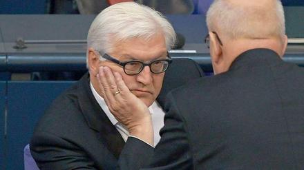 "Wir sind nicht gefragt worden", sagt Außenminister Frank-Walter Steinmeier (SPD) zum Vorschlag, amerikanische Luftschläge gegen die Terrororganisation Islamischen Staat zu unterstützen. 