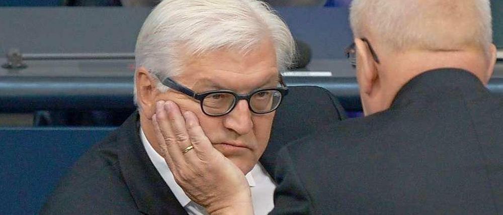 "Wir sind nicht gefragt worden", sagt Außenminister Frank-Walter Steinmeier (SPD) zum Vorschlag, amerikanische Luftschläge gegen die Terrororganisation Islamischen Staat zu unterstützen. 