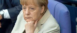 Spannung pur? Selbst Kanzlerin Angela Merkel scheint sich im Bundestag ab und zu mal zu langweilen. 