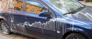 Karosserie beschmiert, zwei Reifen zerstochen.