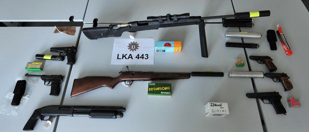 Diese Waffen hat die Polizei zwar schon vor einem Jahr in einer Wohnung in Charlottenburg gefunden, doch ein ähnliches Bild bot sich am Mittwochnachmittag in Moabit.