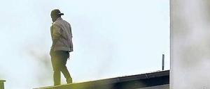 Protest auf dem Dach. Die Flüchtlinge harren weiter im Hostel an der Gürtelstraße aus.