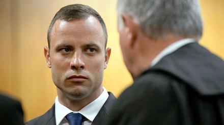 Oscar Pistorius (links) im Gespräch mit seinem Verteidiger Barry Roux. 