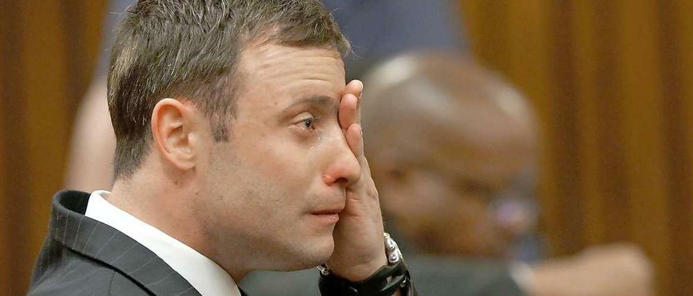 Oscar Pistorius bricht in Tränen aus, als die Richterin seine Aussage zitiert.