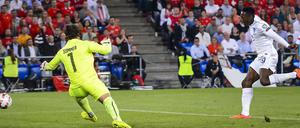 Danny Welbeck erzielt das 1:0 für England in der Schweiz.