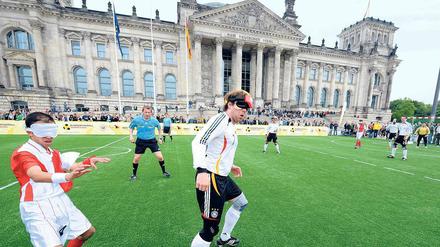 Wettkampf vor dem Reichstag. Nach den Senatsideen für Olympia könnten hier auf einem temporären Feld während der Paralympics Blindenfußballer um Medaillen kicken. Dies gab es bereits bei einem Turnier vor vier Jahren – damals noch ohne Tribünen. Foto: dpa