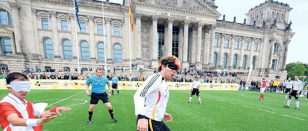 Wettkampf vor dem Reichstag. Nach den Senatsideen für Olympia könnten hier auf einem temporären Feld während der Paralympics Blindenfußballer um Medaillen kicken. Dies gab es bereits bei einem Turnier vor vier Jahren – damals noch ohne Tribünen. Foto: dpa