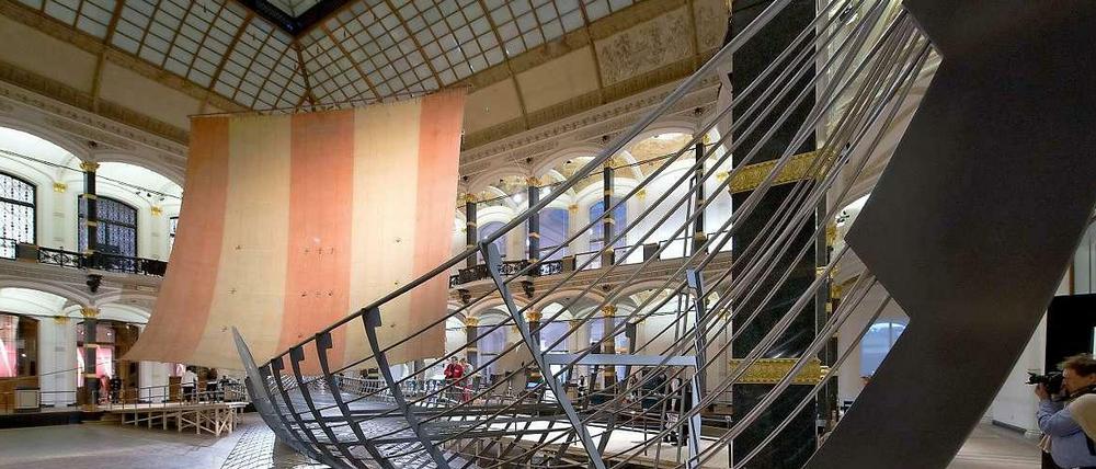 Imposant. Die "Roskilde 6" im Lichthof des Gropius-Baus.