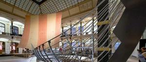 Imposant. Die "Roskilde 6" im Lichthof des Gropius-Baus.