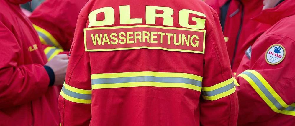 Die DLRG kam den Schiffbrüchigen zu Hilfe.