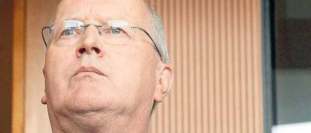 Früher war er Vizepräsident des Verfassungsschutzes, dann Staatssekretär im Innenministerium. Seit Januar ist Klaus-Dieter Fritsche Merkels Beauftragter für die Geheimdienste. In dieser Funktion war er am Donnerstag zu Gast im NSA-Untersuchungsausschuss. Wohlgemerkt, als Gast. Unter Eid musste er nicht aussagen.