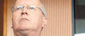 Früher war er Vizepräsident des Verfassungsschutzes, dann Staatssekretär im Innenministerium. Seit Januar ist Klaus-Dieter Fritsche Merkels Beauftragter für die Geheimdienste. In dieser Funktion war er am Donnerstag zu Gast im NSA-Untersuchungsausschuss. Wohlgemerkt, als Gast. Unter Eid musste er nicht aussagen.