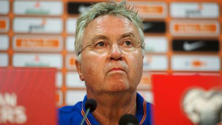 Strenger Blick. Guus Hiddink hat sich seinen Start als Bondscoach anders vorgestellt.