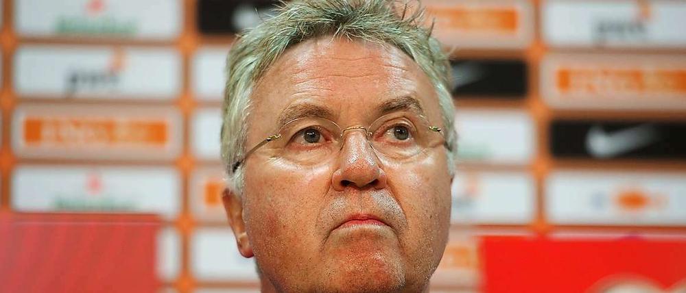 Strenger Blick. Guus Hiddink hat sich seinen Start als Bondscoach anders vorgestellt.