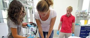 Medizin-Studierende üben Wiederbelebung.