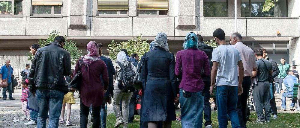 Zahlreiche Menschen kamen am Montag nach Moabit.