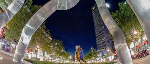 Nächtlicher Blick in die Tauentzienstraße mit Fischaugenobjektiv.