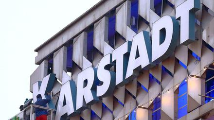 Im Fokus. In Essen berieten 20 Menschen über die Zukunft von 17 000 Karstadt-Mitarbeitern. Dass alle 83 Filialen bestehen bleiben, gilt als eher unwahrscheinlich.