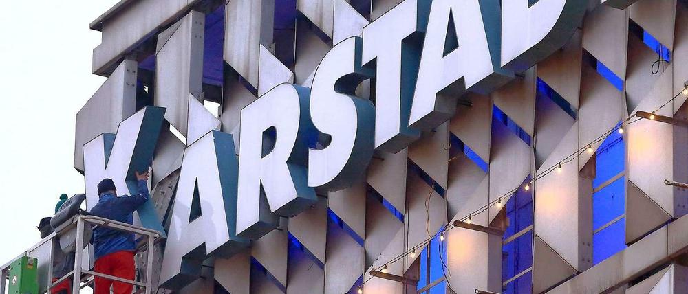 Im Fokus. In Essen berieten 20 Menschen über die Zukunft von 17 000 Karstadt-Mitarbeitern. Dass alle 83 Filialen bestehen bleiben, gilt als eher unwahrscheinlich.